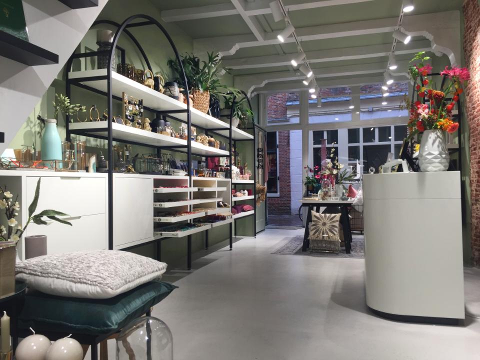 binnen bij urbanista shop met een strak interieur